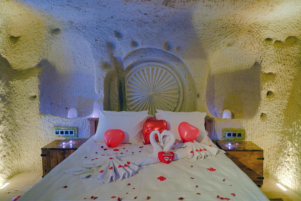 Postel nebo postele na pokoji v ubytování Babili Cappadocia Cave