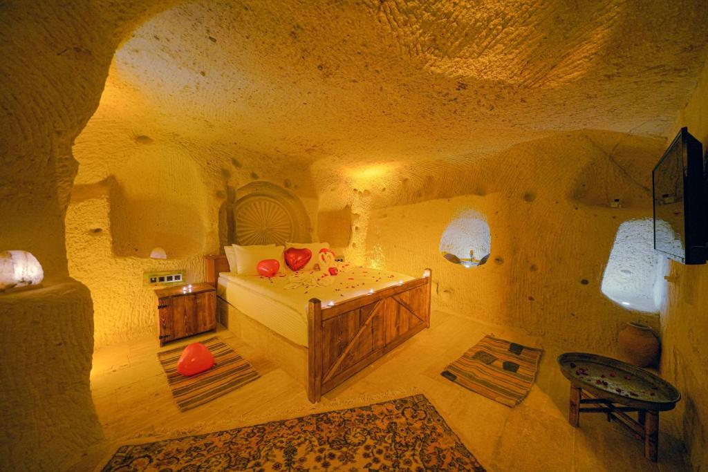 Postel nebo postele na pokoji v ubytování Babili Cappadocia Cave