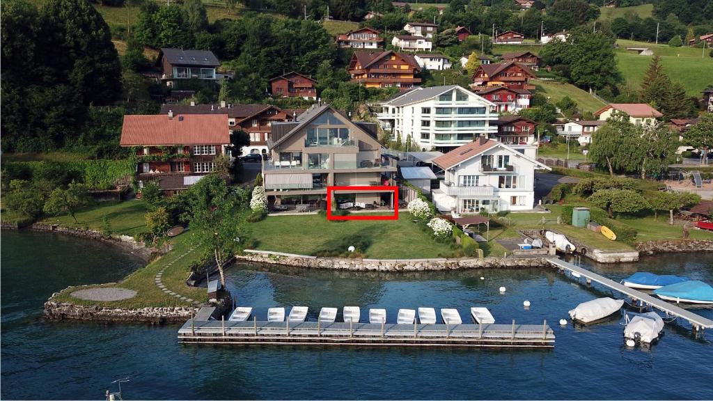 una vista aerea di una casa con un molo in acqua di Nautica a Faulensee