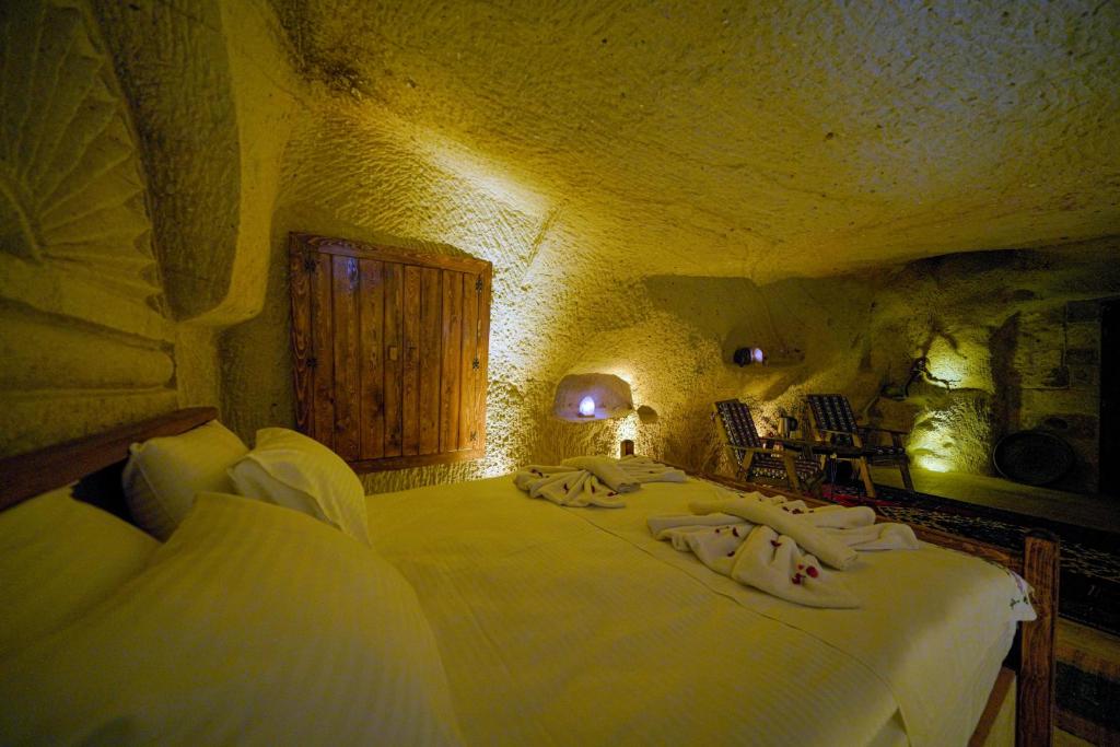Postel nebo postele na pokoji v ubytování Babili Cappadocia Cave