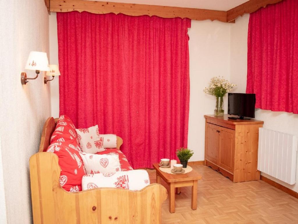 a living room with a couch and red curtains at Appartement Puy-Saint-Vincent, 2 pièces, 4 personnes - FR-1-504-340 in Puy-Saint-Vincent