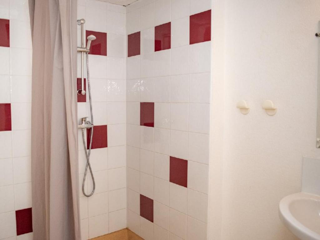 a bathroom with a shower with red and white tiles at Appartement Puy-Saint-Vincent, 2 pièces, 4 personnes - FR-1-504-340 in Puy-Saint-Vincent