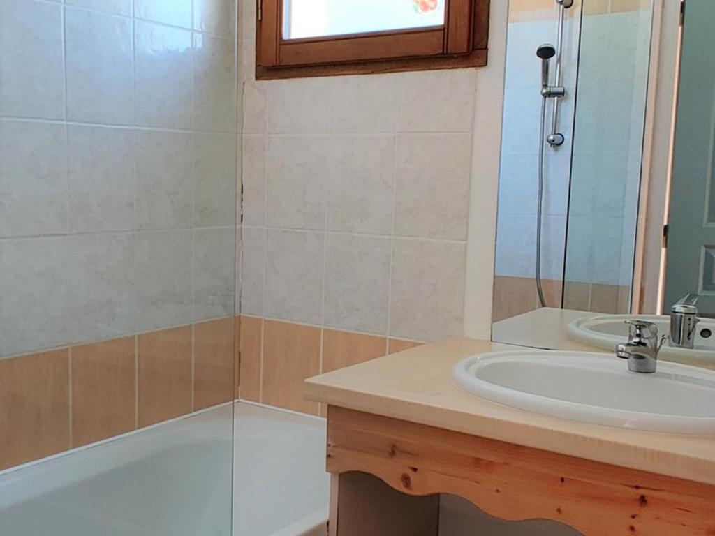 une salle de bain avec un lavabo et une baignoire dans l'établissement Chalet Mitoyen Duplex 3 Pièces - 6 Pers., Résidence Le Hameau du Puy, Superdevoluy - FR-1-504-447, à Superdevoluy