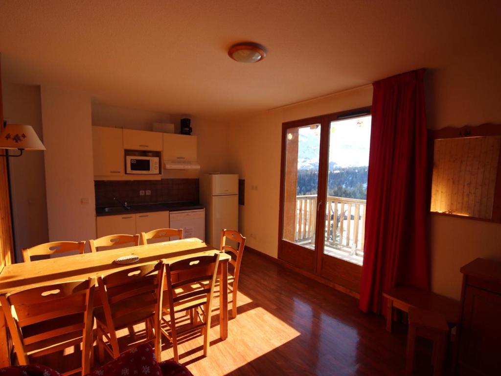 a kitchen and dining room with a table and chairs at Appartement Le Dévoluy, 4 pièces, 8 personnes - FR-1-504-431 in Superdevoluy