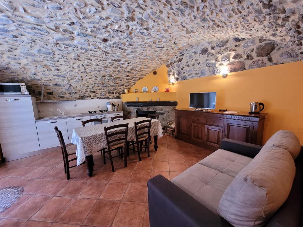 ボッシコにあるLa Casa sull' Altopiano Mountain Lake Iseo hospitalityのキッチン、ダイニングルーム(テーブル、椅子付)