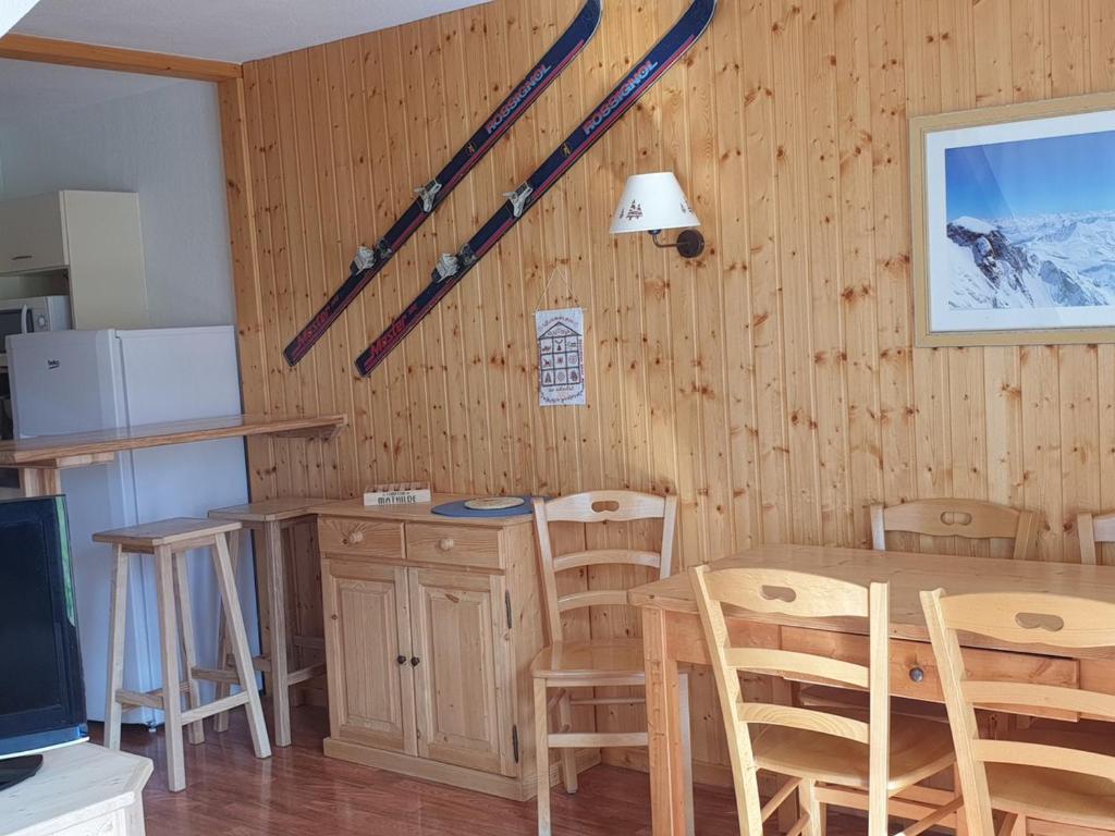 una sala da pranzo con tavolo, sedie e TV di Chalet Le Dévoluy, 3 pièces, 6 personnes - FR-1-504-465 a Superdevoluy