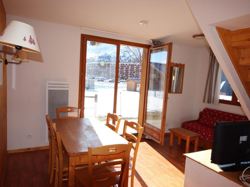 a kitchen and dining room with a table and chairs at Chalet Le Dévoluy, 3 pièces, 6 personnes - FR-1-504-477 in Superdevoluy