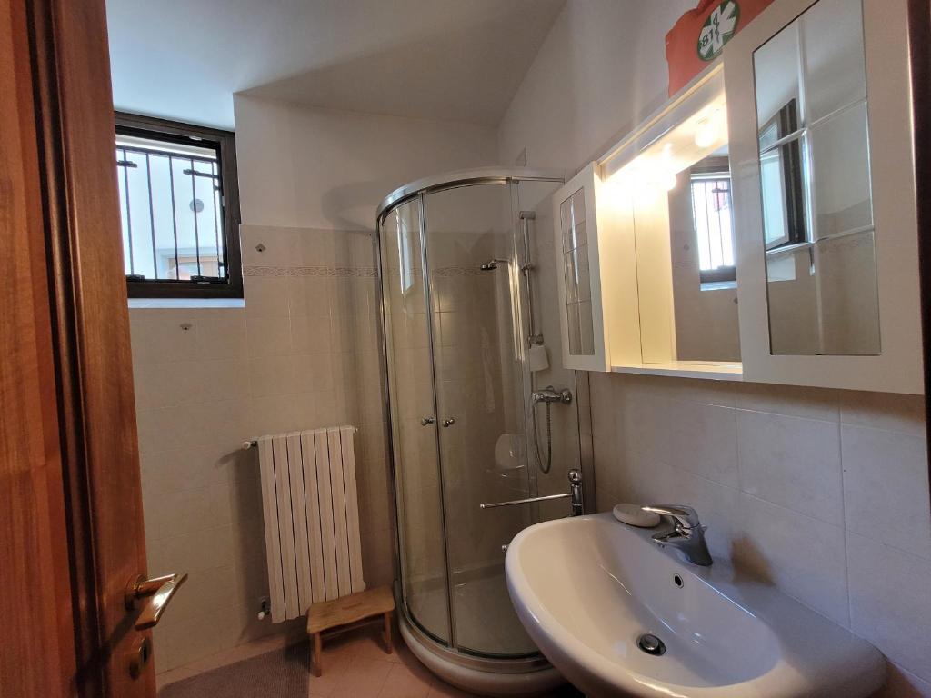 łazienka z prysznicem i umywalką w obiekcie La Casa sull' Altopiano Mountain Lake Iseo hospitality w mieście Bossico