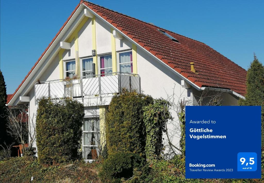 una casa con un cartel delante de ella en Göttliche Vogelstimmen Gäste aus 57 Nationen en Bad Boll