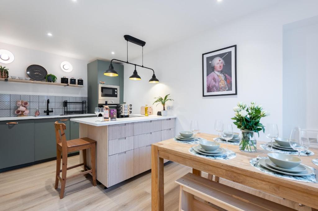 eine Küche mit einem Tisch und einem Esszimmer in der Unterkunft The Pinkish House - 4 bed home in the town centre in Blairgowrie