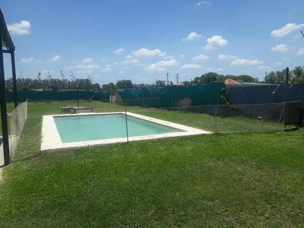 una valla alrededor de una piscina en un patio en Vulgata en San Pedro