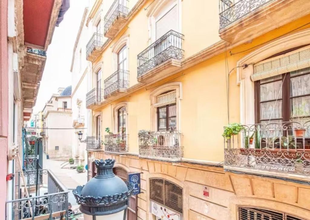 un gran jarrón azul en el lateral de un edificio en Estudios Muñoz, en Alicante