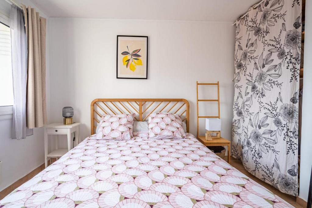 a bedroom with a large bed with pink pillows at Apt lumineux et très cosy avec balcon by Weekome in Marseille