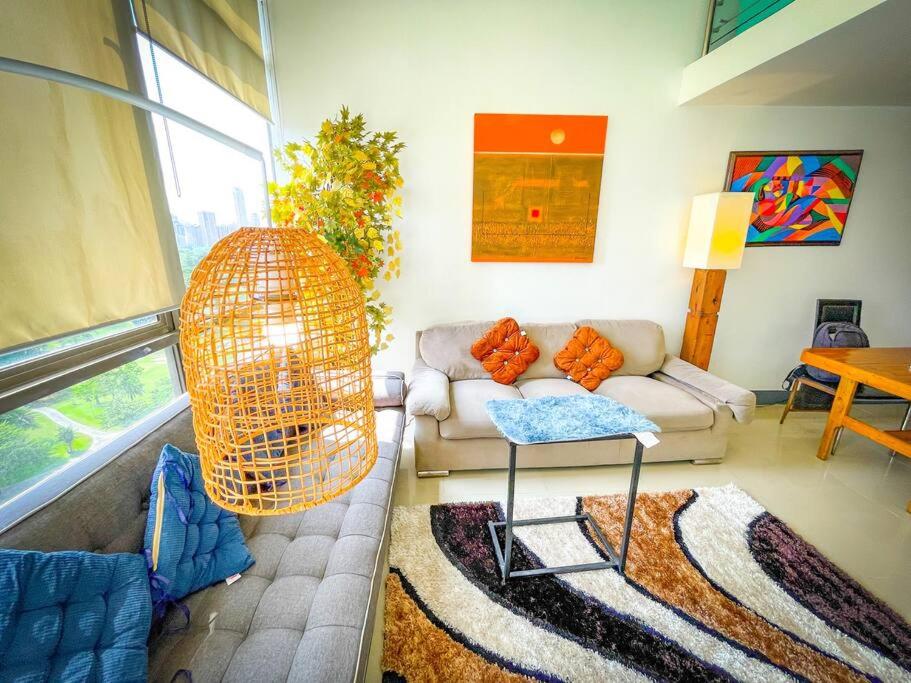 O zonă de relaxare la Lovely 1BR Loft in BGC Golf View