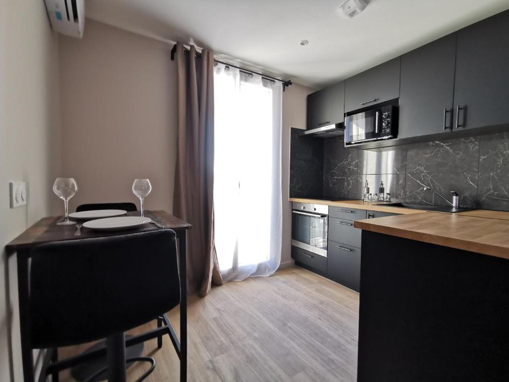 Kuchyňa alebo kuchynka v ubytovaní Appart Hotel Spa Perpignan