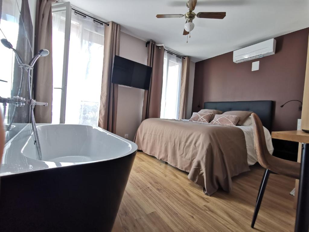 Posteľ alebo postele v izbe v ubytovaní Appart Hotel Spa Perpignan