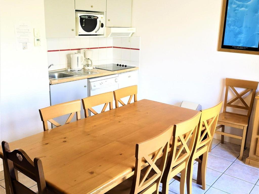 Η κουζίνα ή μικρή κουζίνα στο Chalet Mitoyen 3 Pièces 7 Pers. avec Piscine et Sauna - Résidence Les Flocons du Soleil - FR-1-504-78