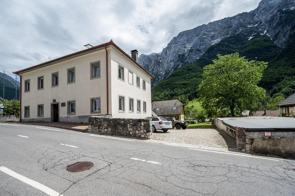 Nespecifikovaný výhled na hory nebo výhled na hory při pohledu z hostelu