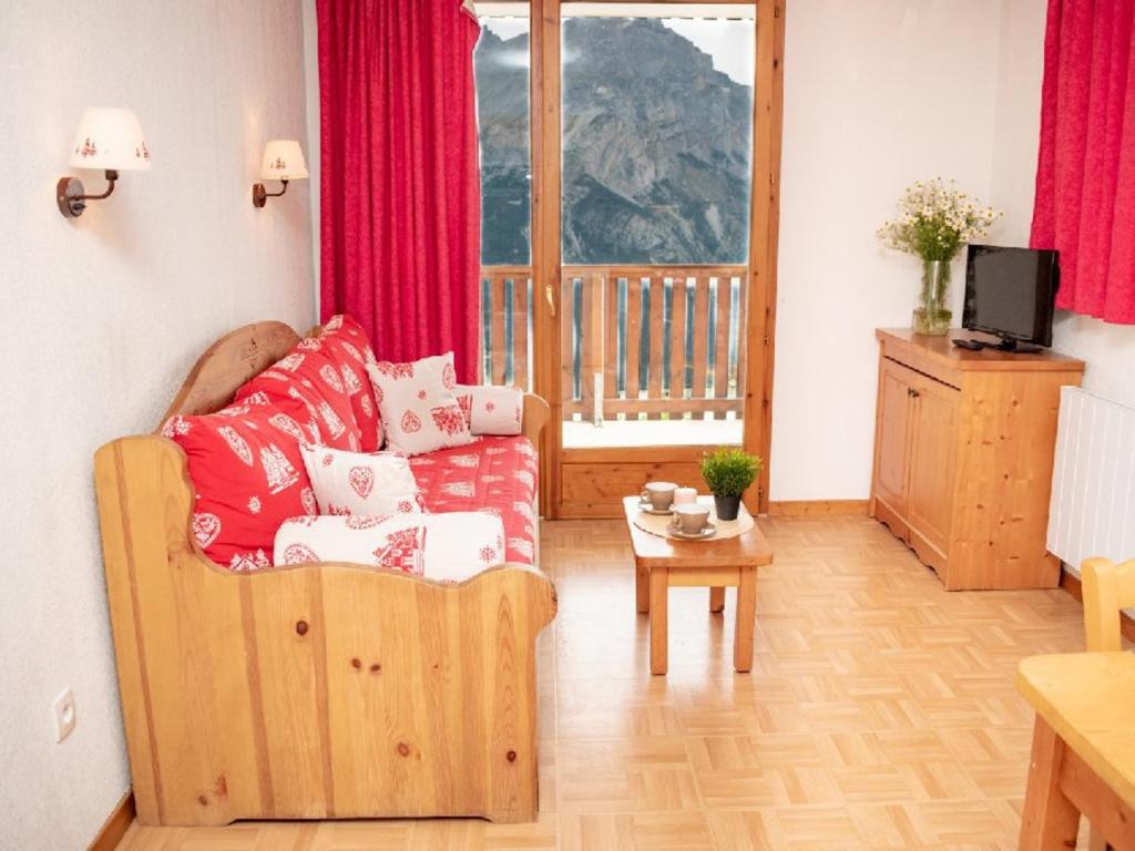 a living room with a couch and a table at Appartement Puy-Saint-Vincent, 2 pièces, 4 personnes - FR-1-504-340 in Puy-Saint-Vincent
