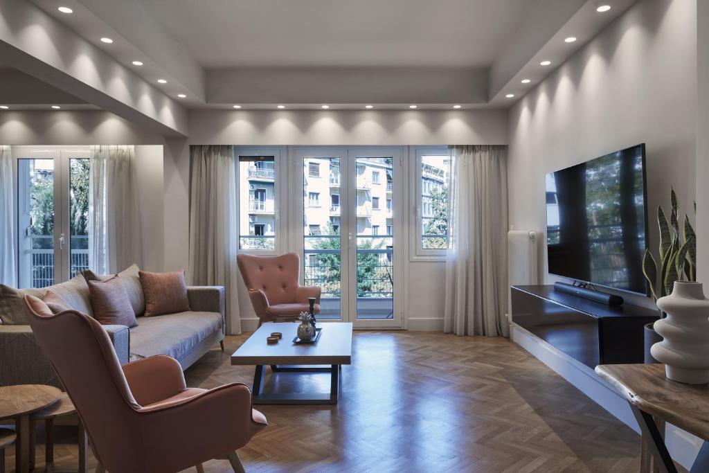 Telewizja i/lub zestaw kina domowego w obiekcie Urban Heights 3BD Apt, next to Hilton