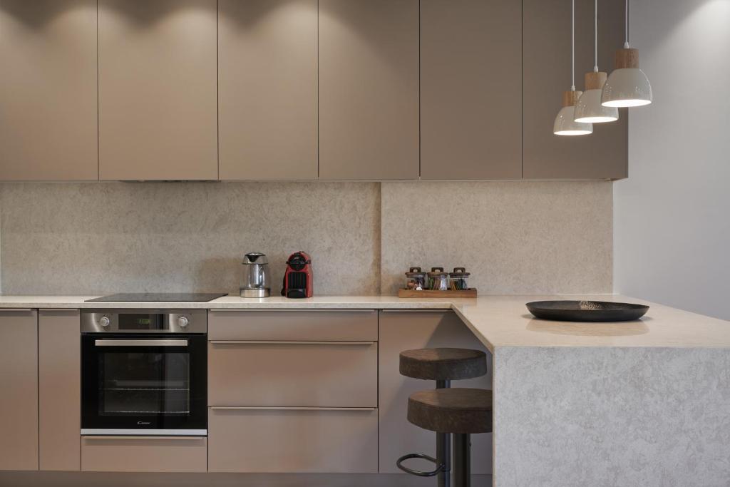 Kuchnia lub aneks kuchenny w obiekcie Urban Heights 3BD Apt, next to Hilton