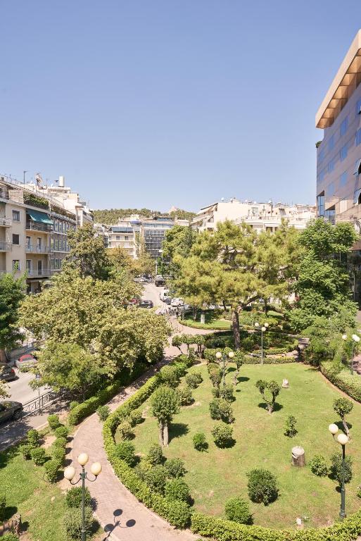 park w środku miasta z drzewami w obiekcie Urban Heights 3BD Apt, next to Hilton w Atenach