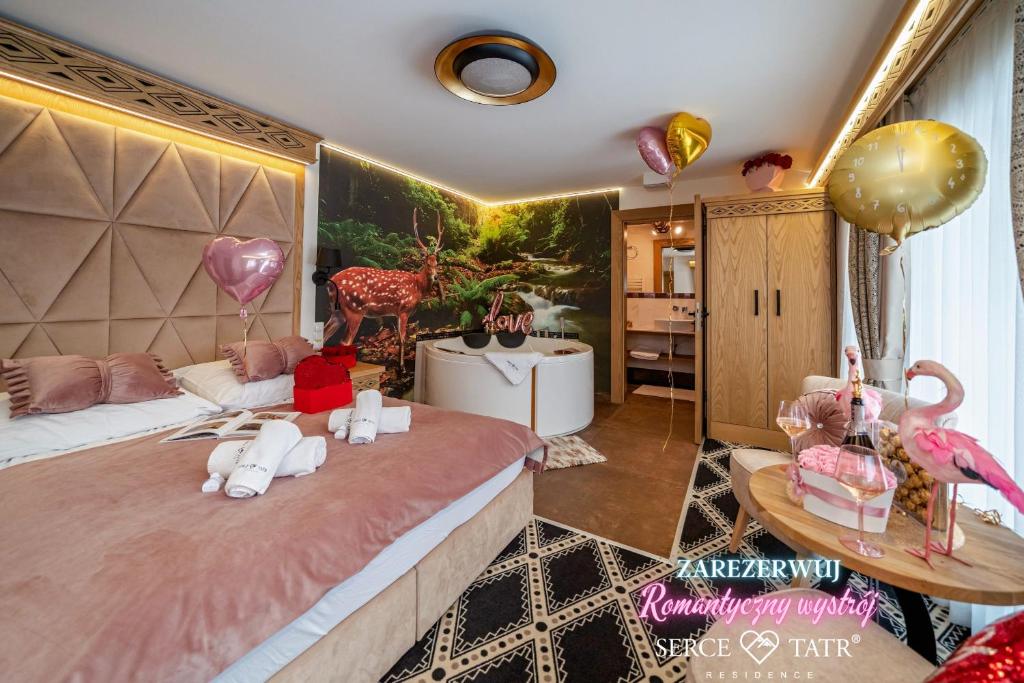 Postel nebo postele na pokoji v ubytování Serce Tatr Residence Zakopane - blisko Krupówek