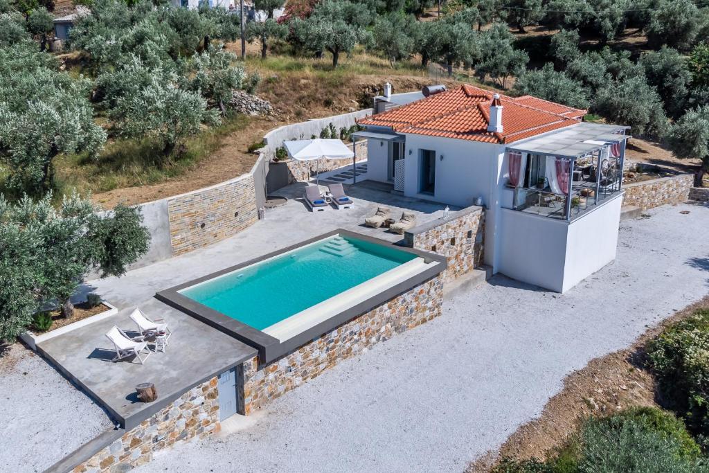 Výhled na bazén z ubytování Ninemia Villa in Skopelos nebo okolí
