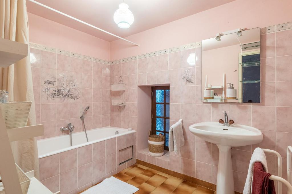 a bathroom with a sink and a tub and a toilet at L&#39;Espedes in Ruoms