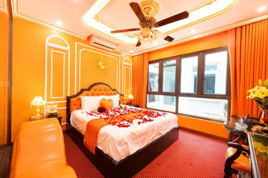 Postel nebo postele na pokoji v ubytování King's Hotel Linh Đàm 1