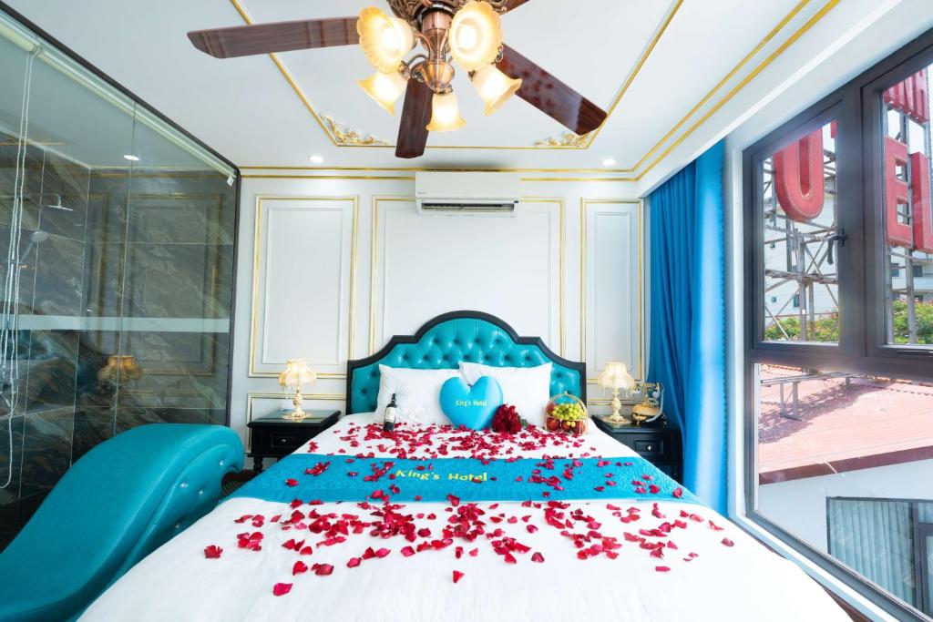 Postel nebo postele na pokoji v ubytování King's Hotel Linh Đàm 1