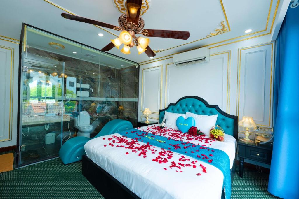 Postel nebo postele na pokoji v ubytování King's Hotel Linh Đàm 1