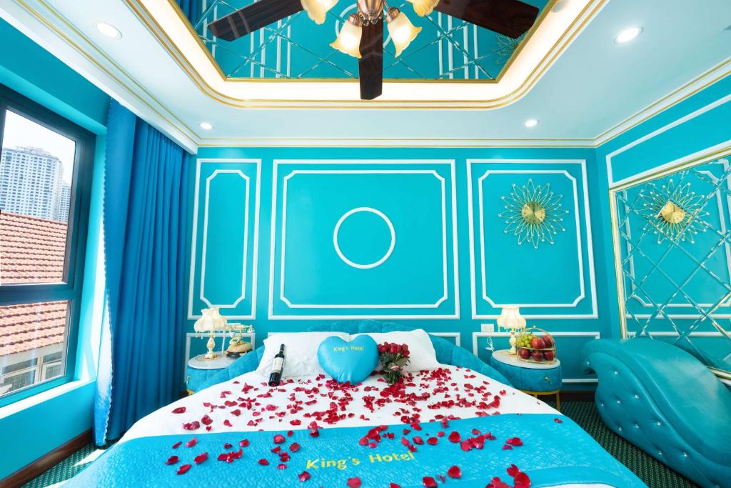 Postel nebo postele na pokoji v ubytování King's Hotel Linh Đàm 1