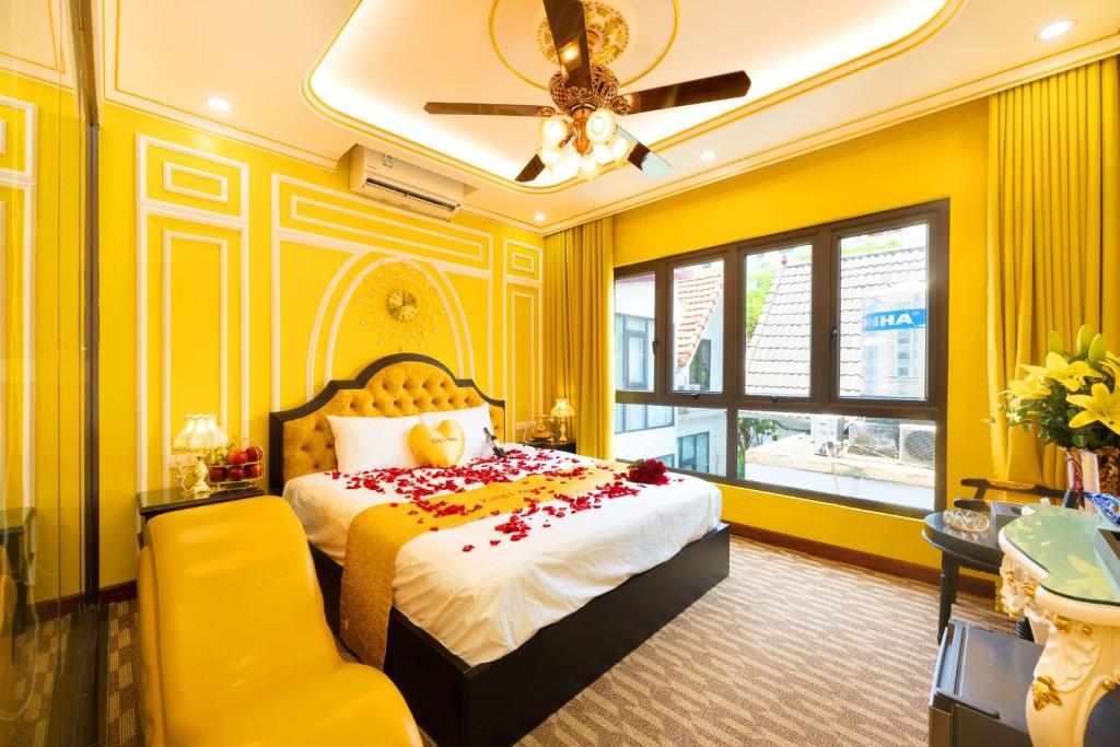 Postel nebo postele na pokoji v ubytování King's Hotel Linh Đàm 1