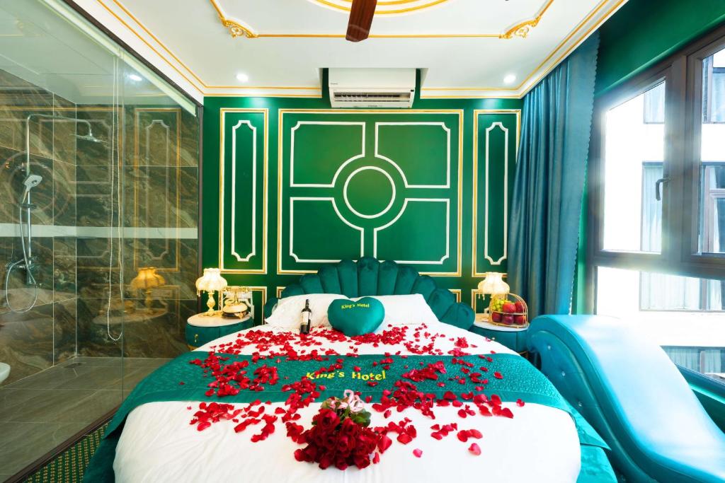 Postel nebo postele na pokoji v ubytování King's Hotel Linh Đàm 1