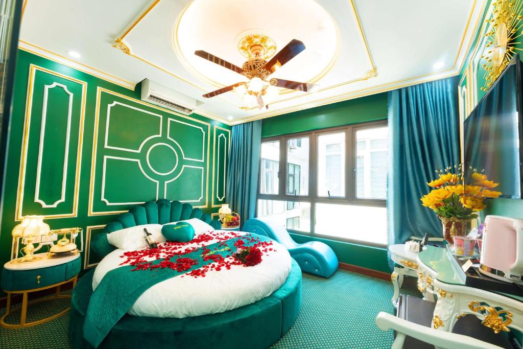 Postel nebo postele na pokoji v ubytování King's Hotel Linh Đàm 1