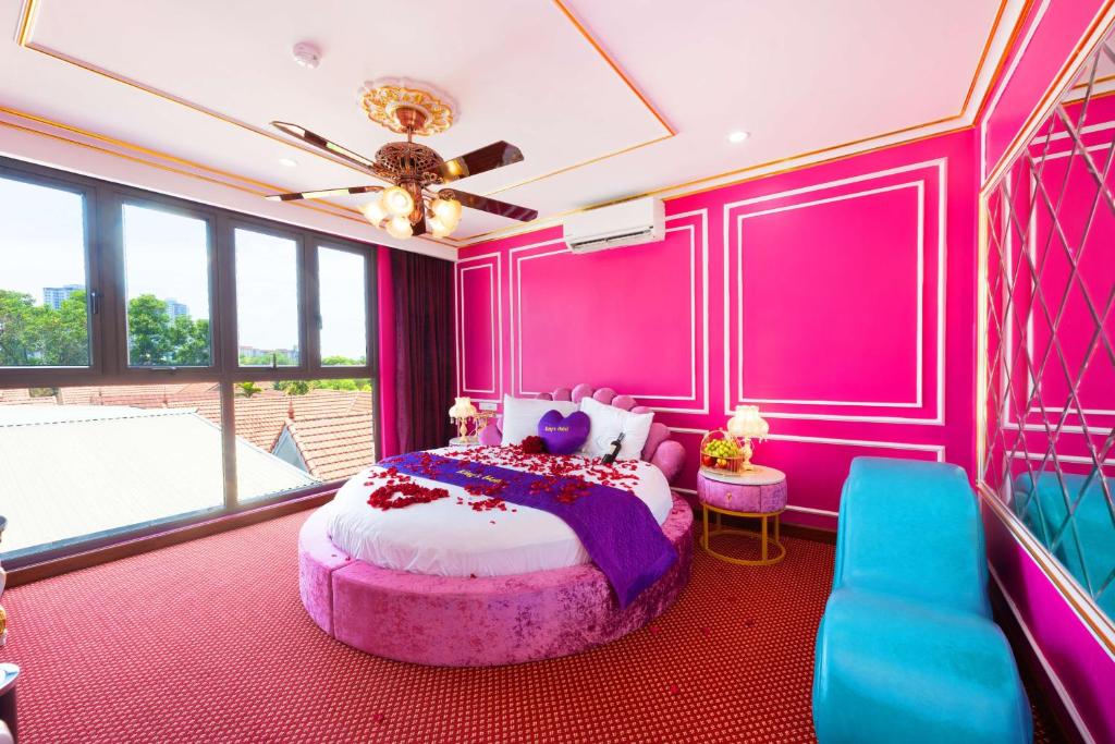 Postel nebo postele na pokoji v ubytování King's Hotel Linh Đàm 1