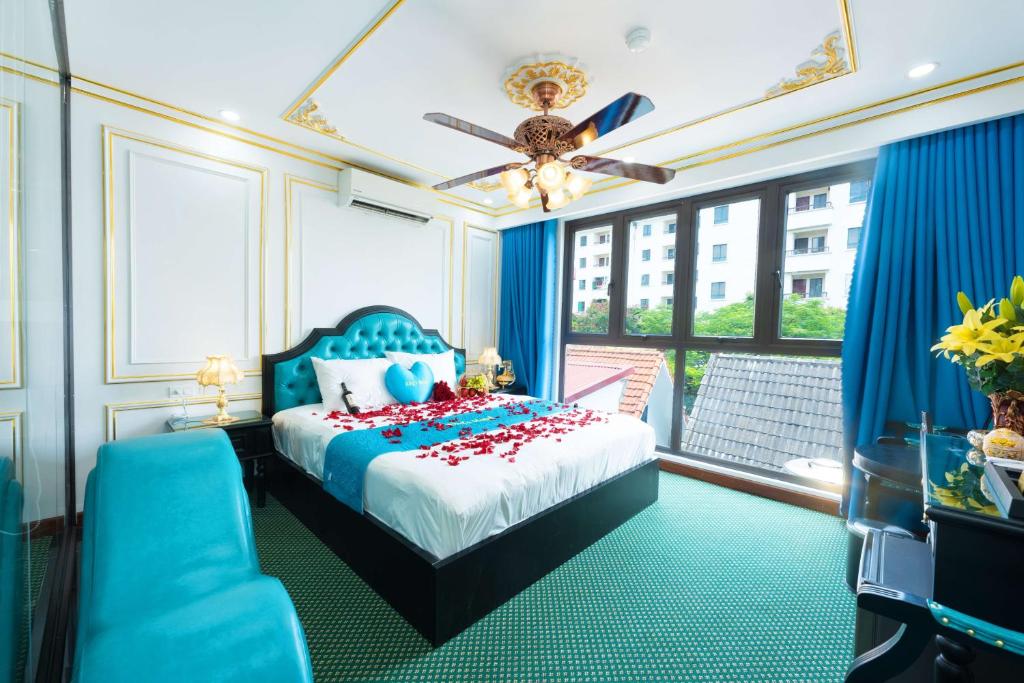 Postel nebo postele na pokoji v ubytování King's Hotel Linh Đàm 1