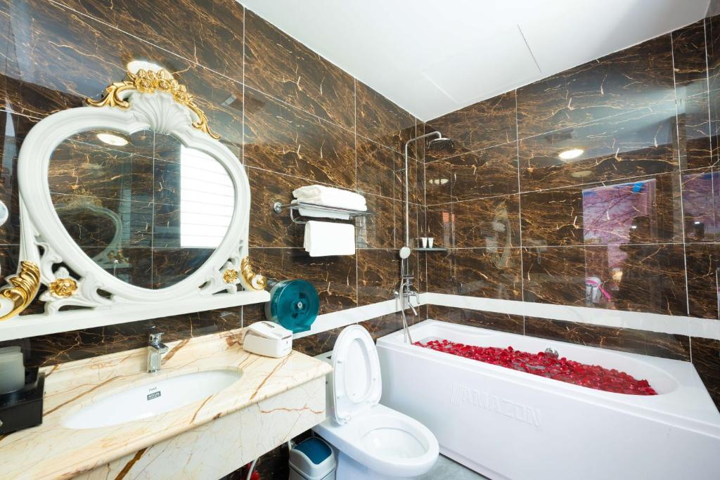 Koupelna v ubytování King's Hotel Linh Đàm 1