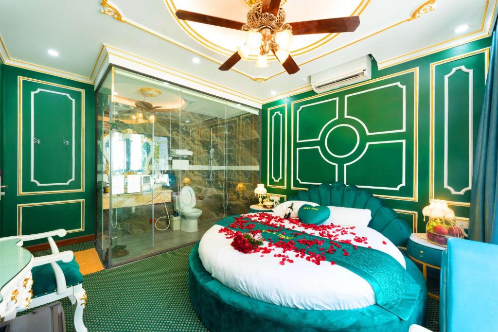 Postel nebo postele na pokoji v ubytování King's Hotel Linh Đàm 1
