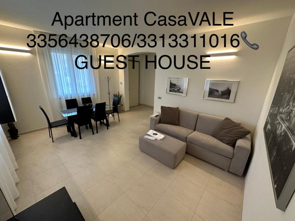 un soggiorno con divano e una sala da pranzo di CasaVALE ELEGANTE RESIDENZA 108 mq MAX 7 PERSONE a Piacenza