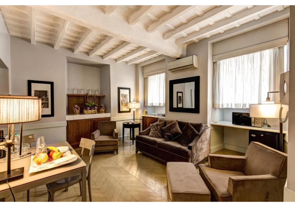 een woonkamer met een bank en een tafel bij Suites Giulia in Rome