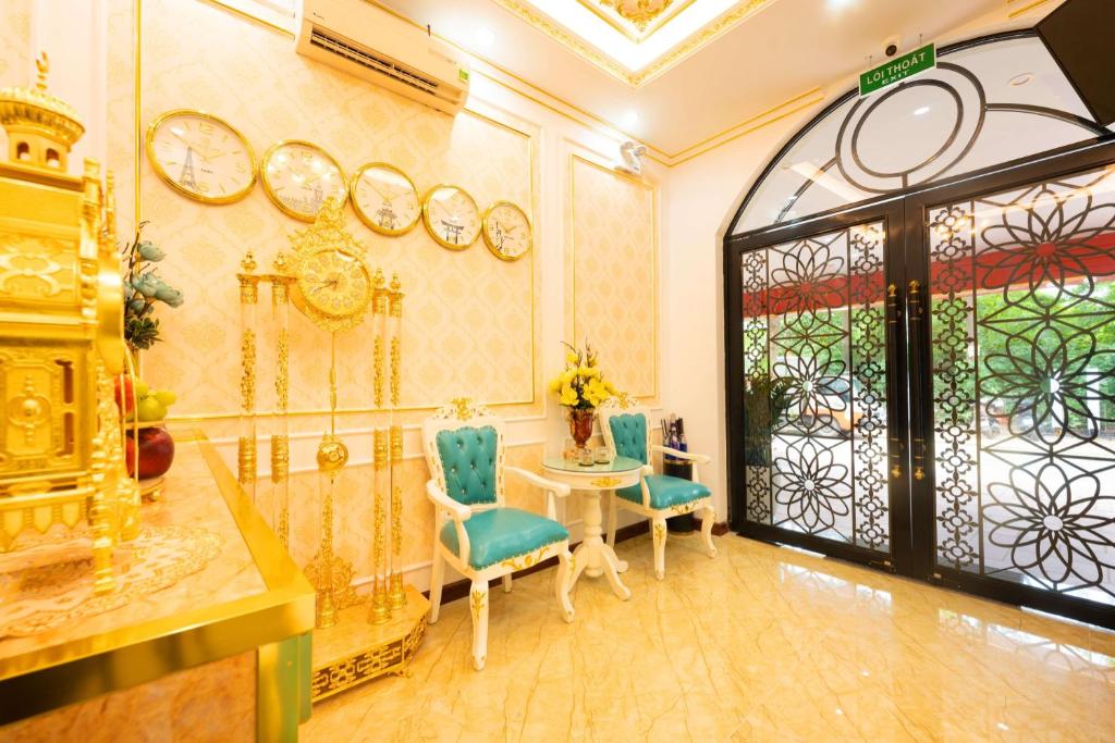 Posezení v ubytování King's Hotel Linh Đàm 1