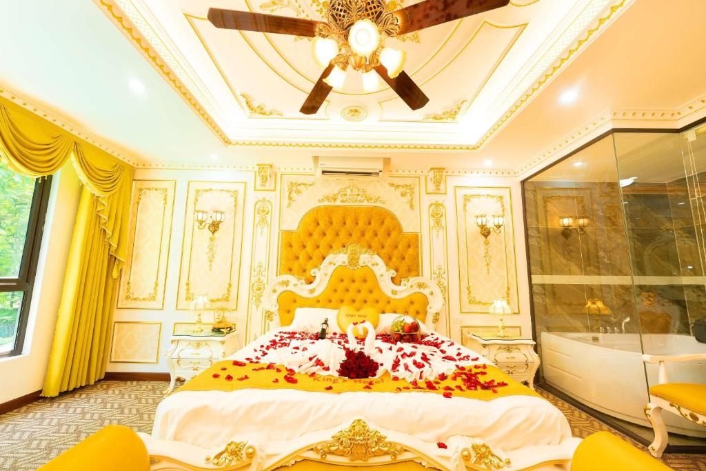 Postel nebo postele na pokoji v ubytování King's Hotel Linh Đàm 1