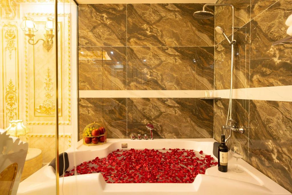Koupelna v ubytování King's Hotel Linh Đàm 1