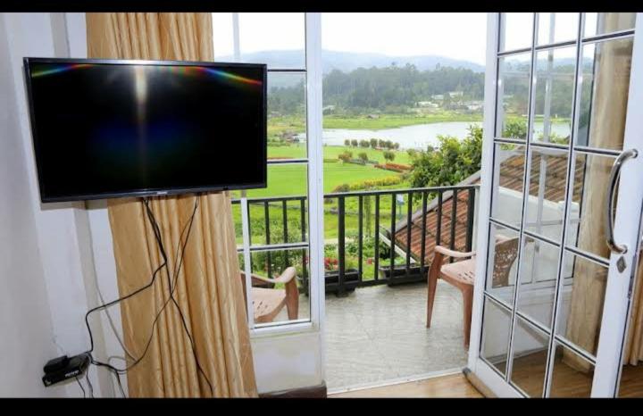 Camera con TV a schermo piatto e balcone. di Medalin Lake Gregory a Nuwara Eliya