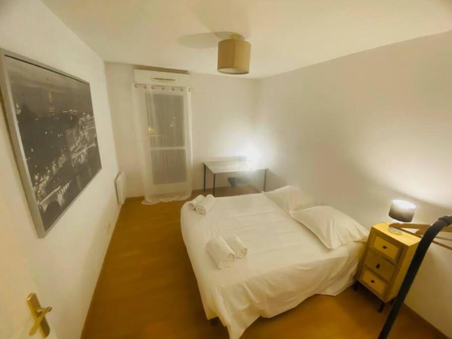 - une petite chambre avec un lit et une table de nuit dans l'établissement T3 Le Perrier, à Olivet