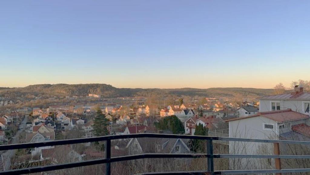 een balkon met uitzicht op de stad bij Modern villa near Gothenburg in Göteborg