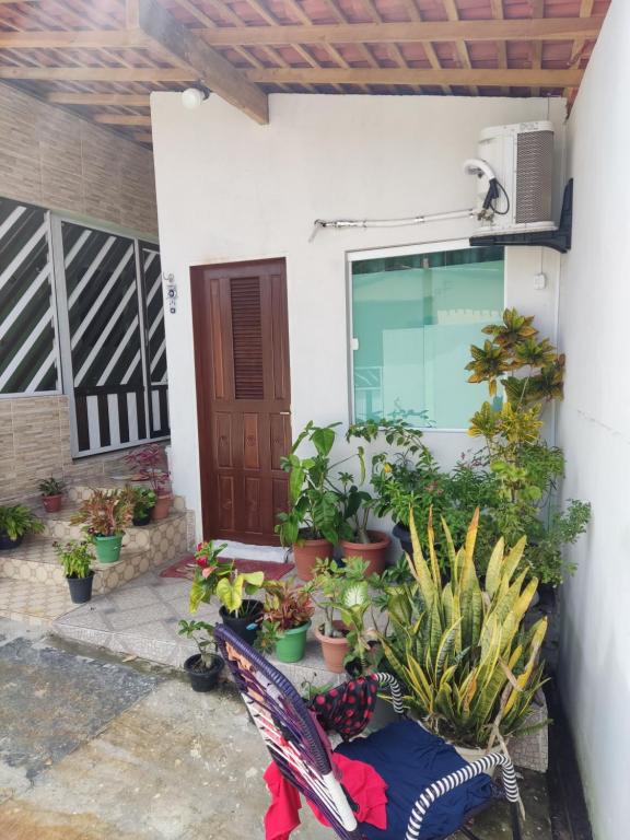 Casa da Zélia Hospedagem في باريرينهاس: منزل فيه نباتات في الخارج