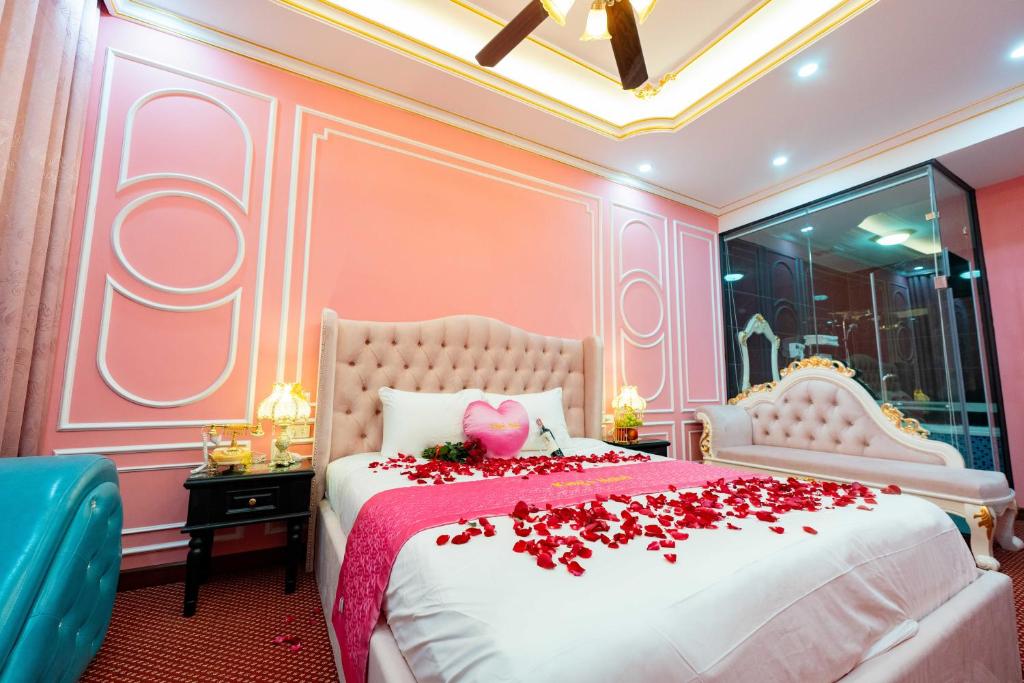 Postel nebo postele na pokoji v ubytování King's Hotel Linh Đàm 2